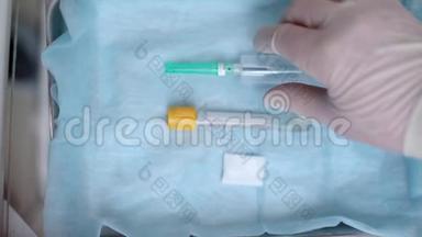 戴医用手套的护士特写，用注射器抽血。